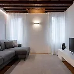 Santi Apostoli Venice Apartment