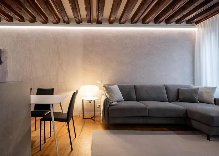 Santi Apostoli Venice Apartment
